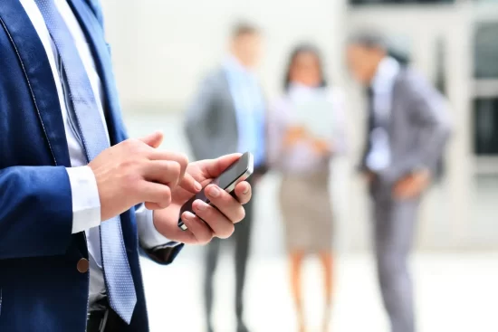 Homem de negócios entrando em contato com a CrediPronto