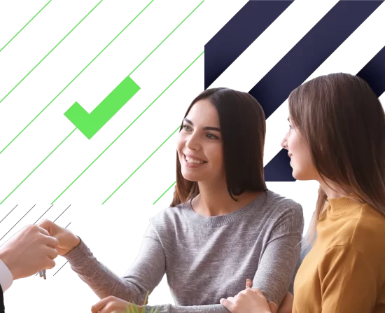 Casal feliz recebendo a chave e que fez Crédito com garantia de Imóvel