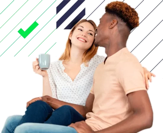 Casal feliz falando sobre Crédito com Garantia de Imóvel