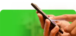 Pessoa usando celular para acessar o site da CrediPronto