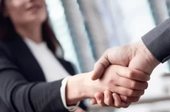 Aperto de mão de dois corretores fechando negócio com a ajuda da CrediPronto